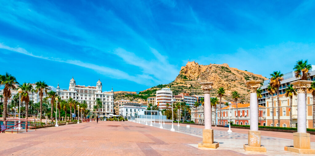 Vistas al Castillo de Santa Bárbara en Alicante.